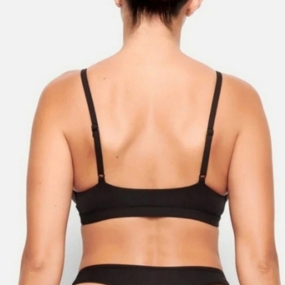 SKIMS FITS EVERYBODY TRIANGLE BRALETTE Wireless Bra Onyx Black Medium NWT - Picture 3 of 6